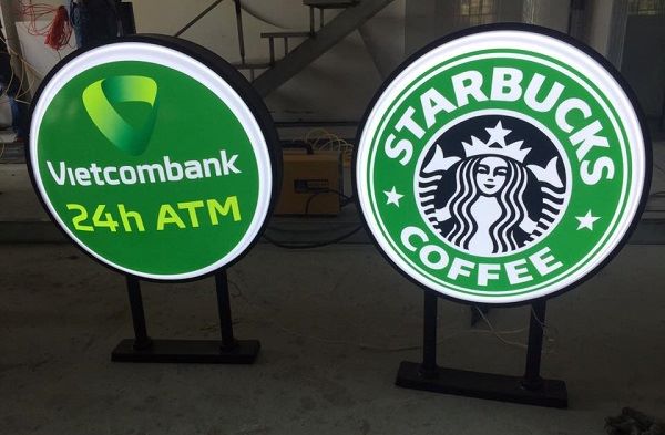 Bảng hiệu hộp đèn mica hút nổi của Vietcombank và Starbucks