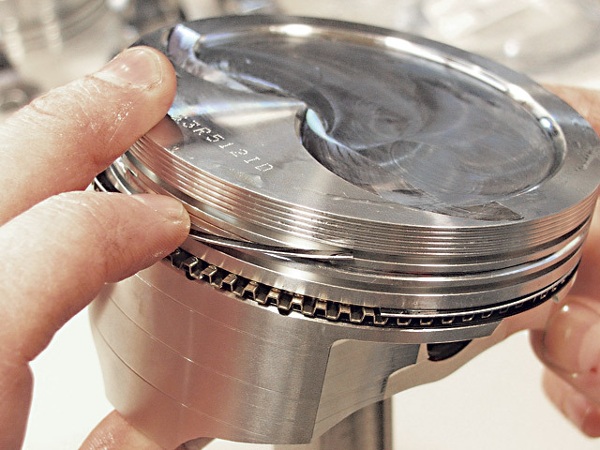 Xéc măng dầu của Piston ô tô bị hỏng, mài mòn