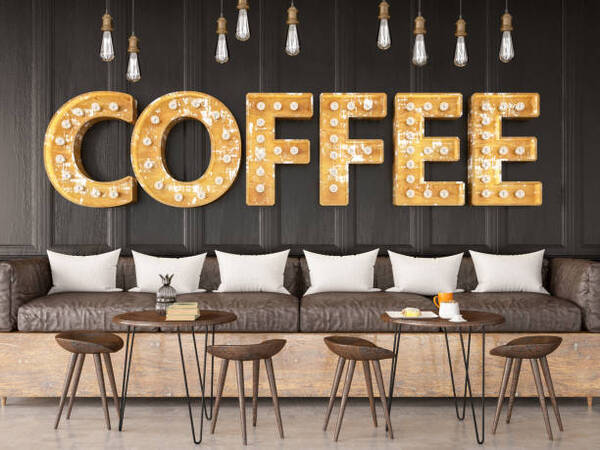 Neon sign với ánh sáng rực rỡ và màu sắc đa dạng đang trở thành lựa chọn yêu thích của các quán cafe.