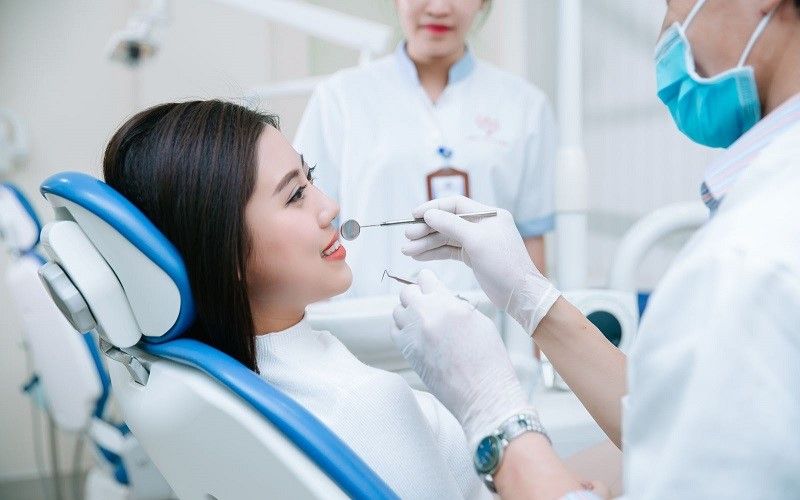 Bác sĩ hướng dẫn bọc răng sứ an toàn