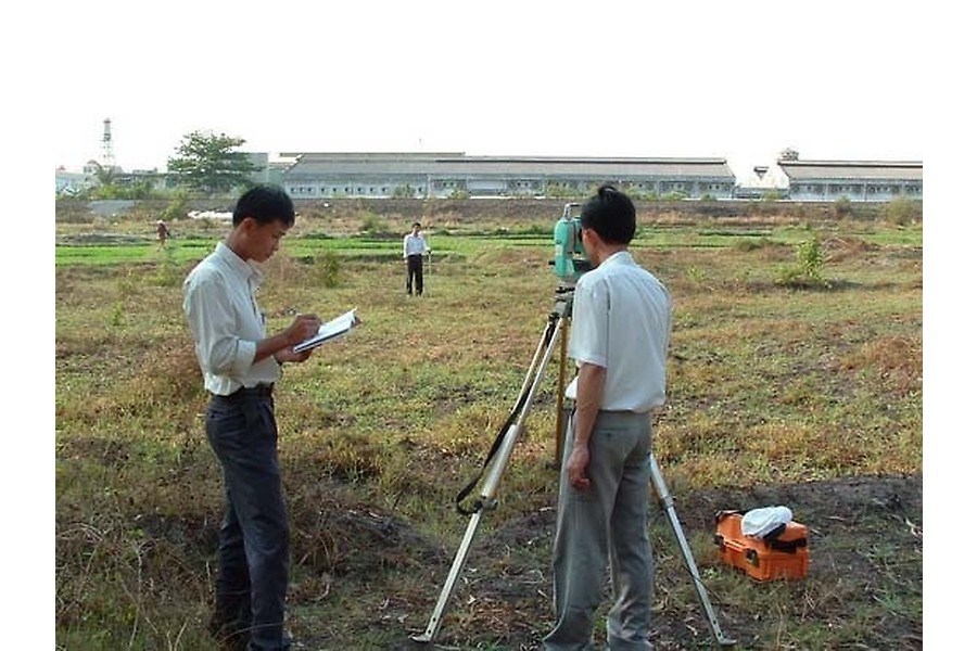 Đo đạc ranh giới đất để xử lý vi phạm