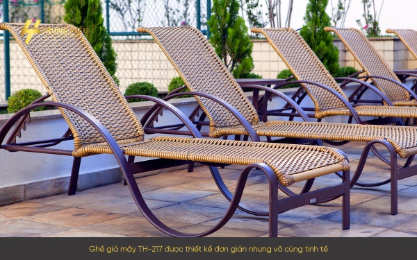 Dãy ghế tắm nắng giả mây TH-217 với thiết kế khung sắt nghệ thuật độc đáo và phần lưng đan mây chắc chắn