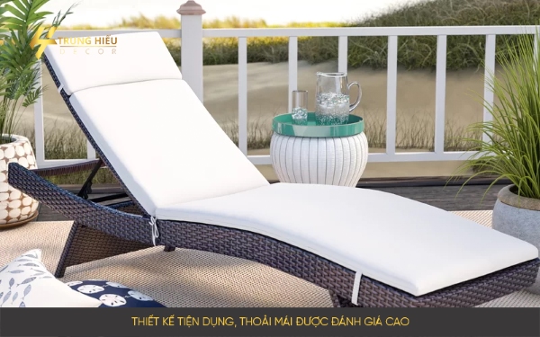 Giường tắm nắng chuyên dụng thể hiện rõ sự phân vai chuyên biệt so với không gian bàn ghế sinh hoạt chung.