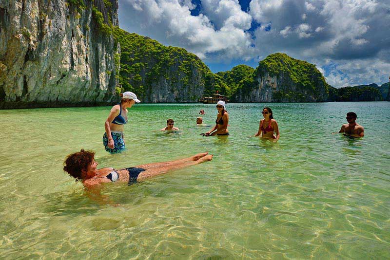 Thư giãn tại vịnh Lan Hạ