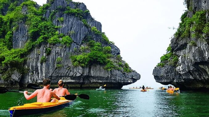 Hoạt động chèo kayak qua các đảo đá