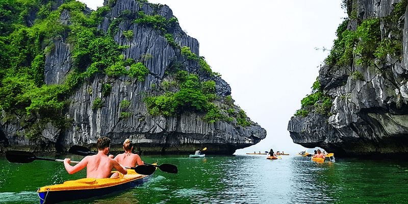 Hoạt động chèo kayak qua các đảo đá